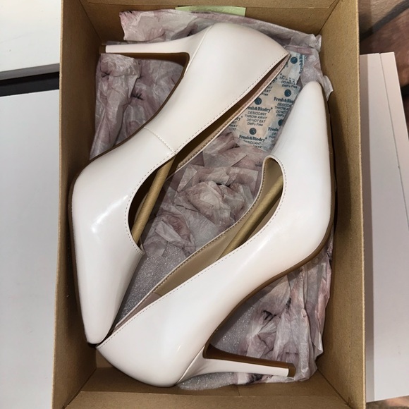 Jessica Simpson Classic White Pumps - Picture 4 of 5